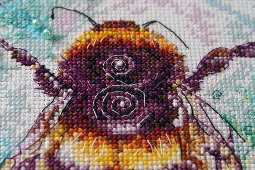 Cross stitch kit Bee Size: 7.5"×8.7" (19x22 cm)